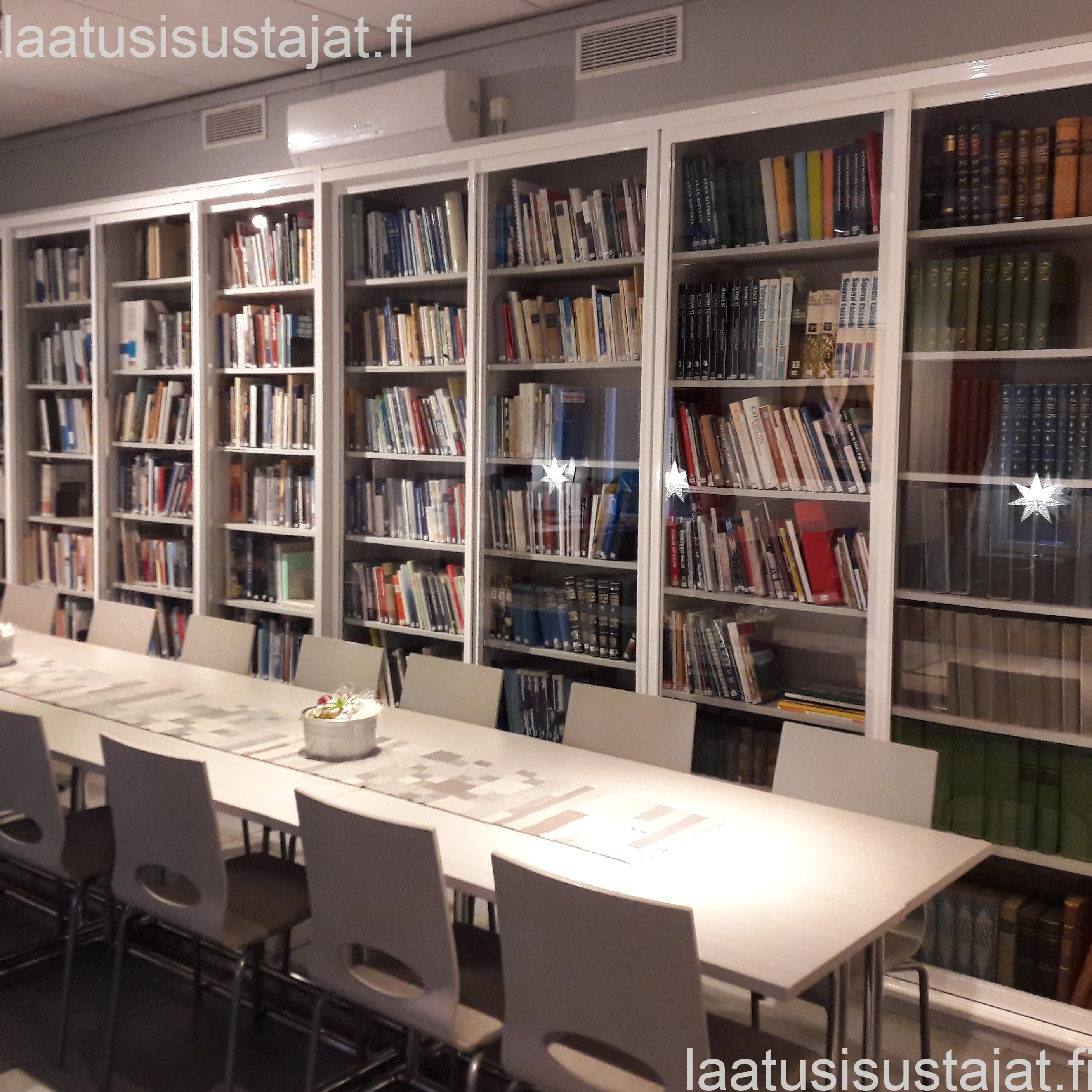 Kirjahylly lev. 580cm