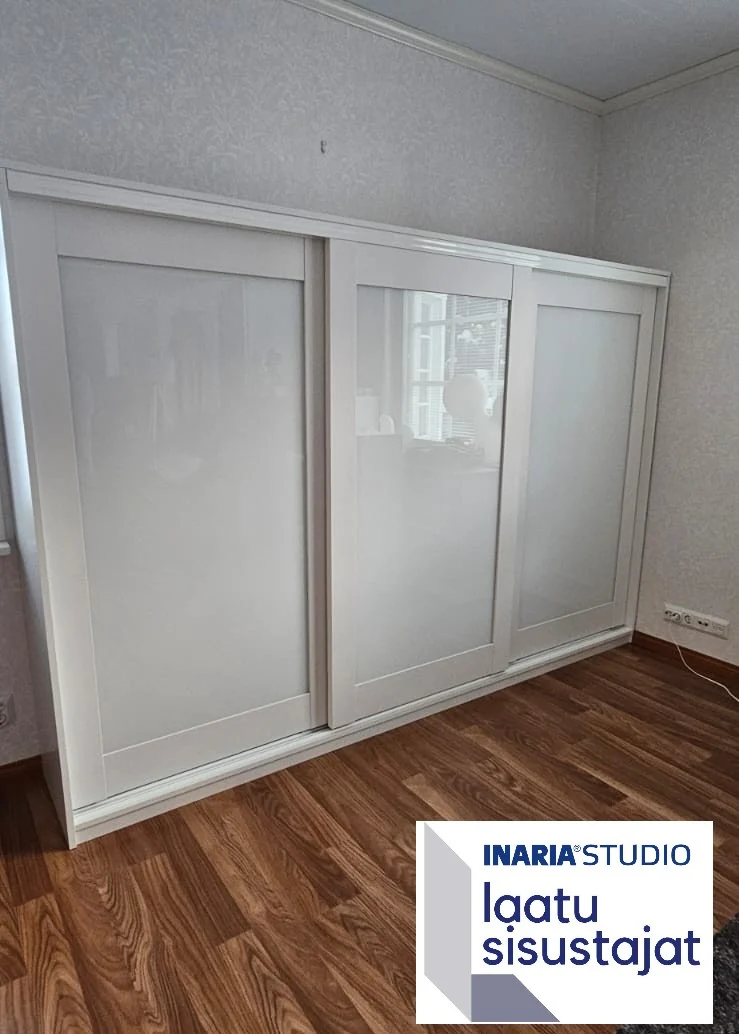 Matalakaappi leveillä kehyksillä valkoinenlasi