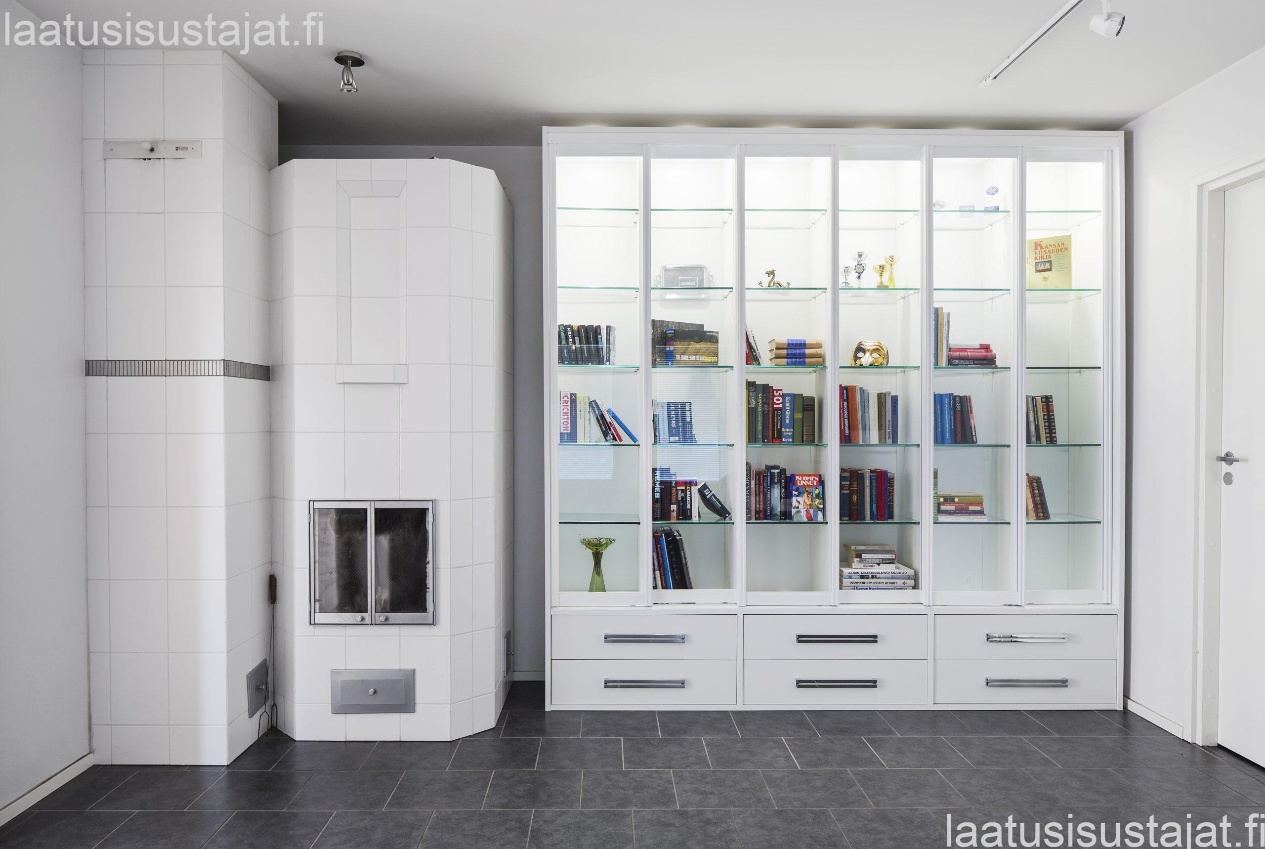 Kirjahylly laatikoilla