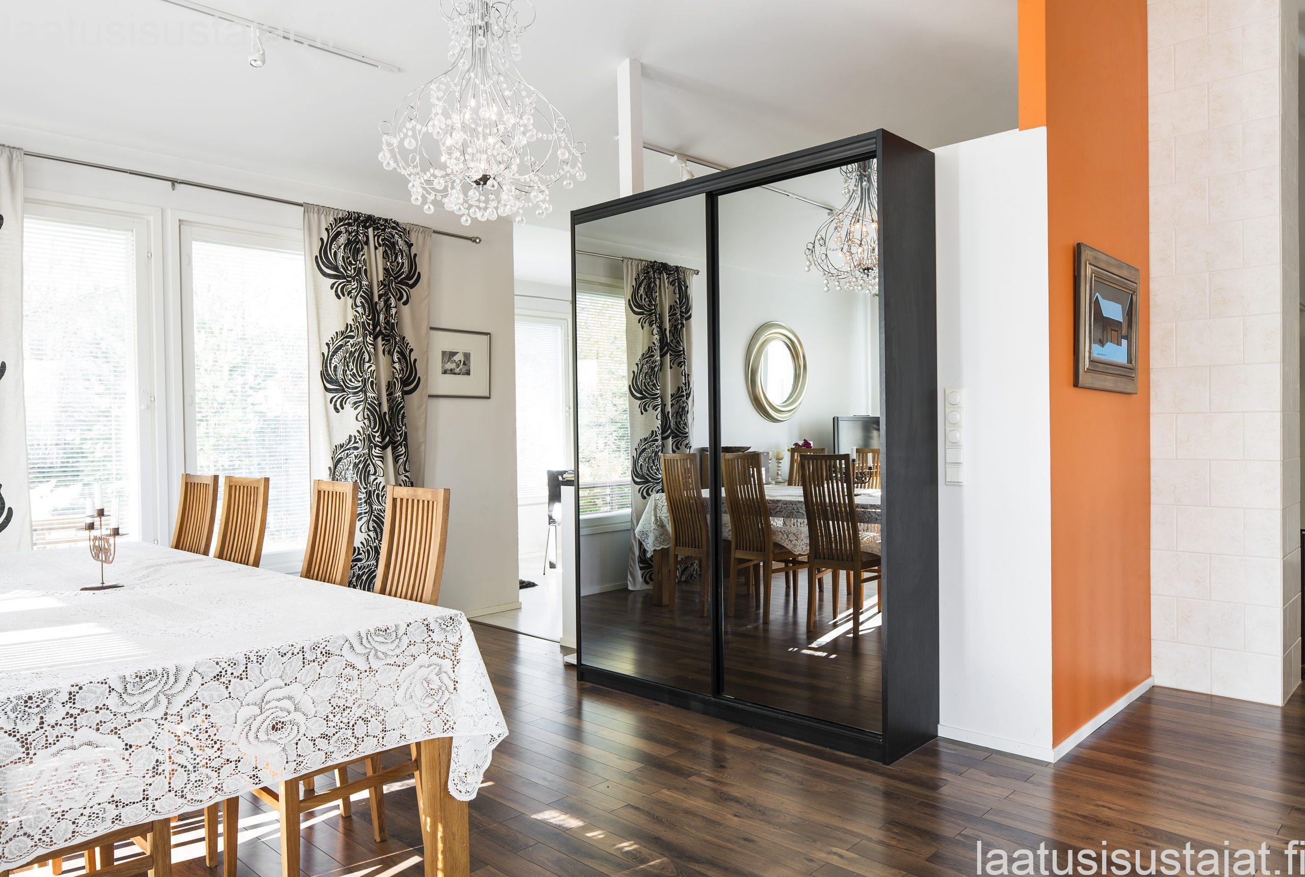 Musta kaapisto peileillä