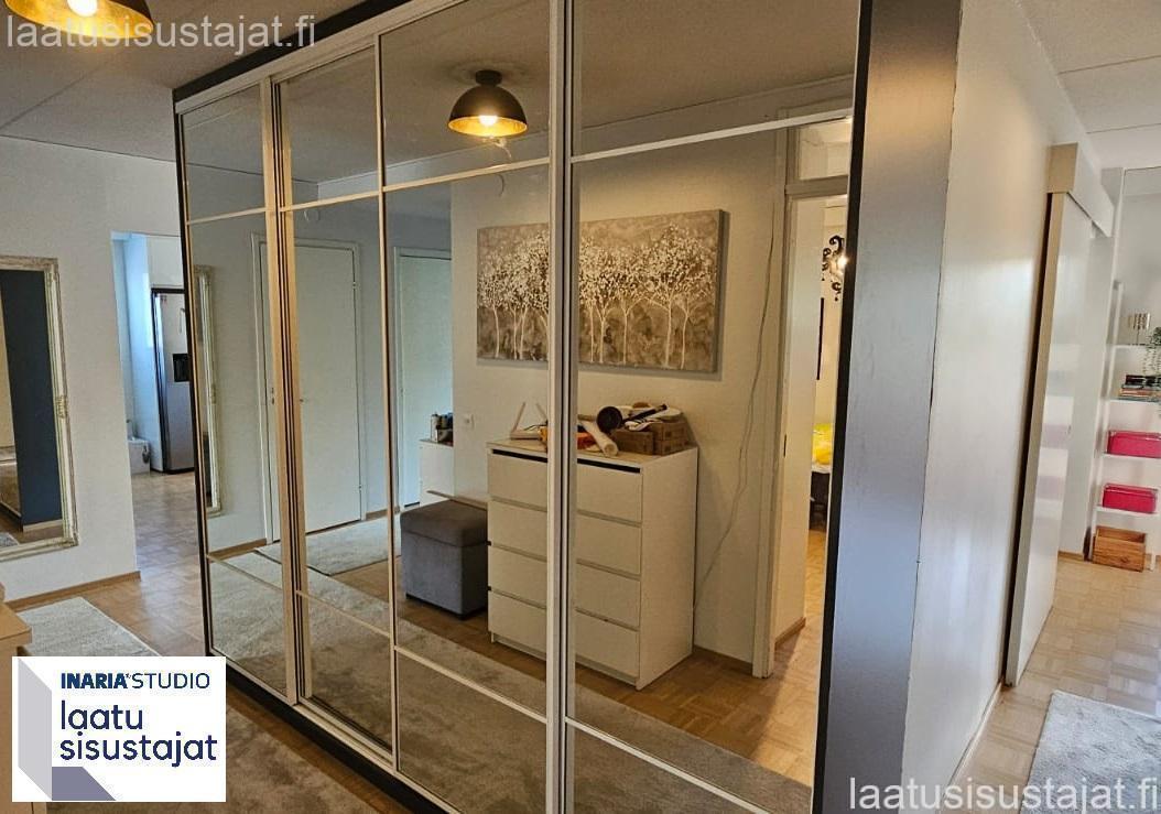 Kaapistossa musta runko, pronssipeilit jakolistoin