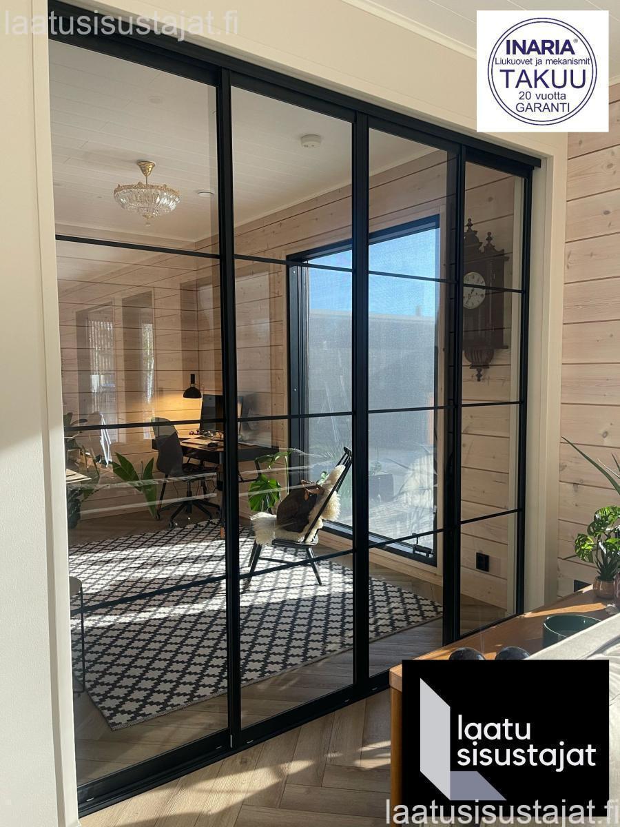 Tilanjakajat kirkkaalla lasilla ja mustilla kehyksillä