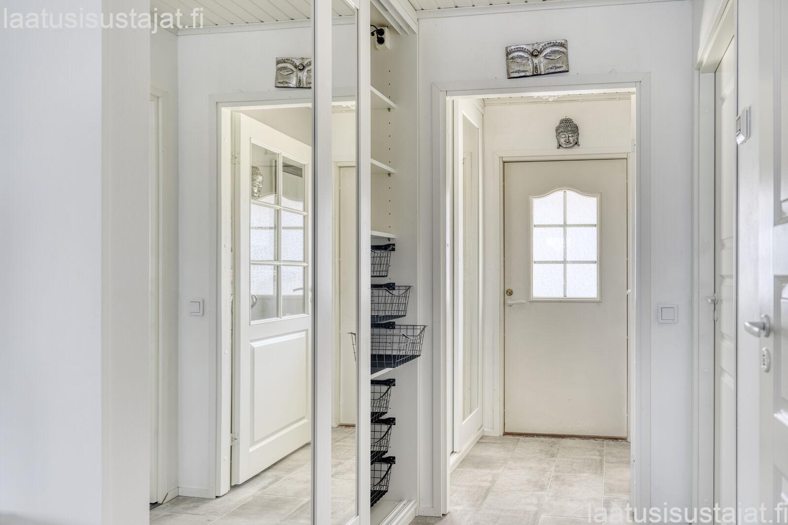 inaria-studio-liukuovikaapisto-8-240412_Z725040_AuroraHDR-edit-Edit-medium