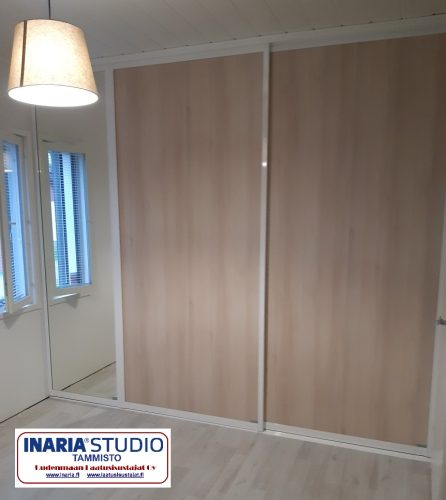Akaasia valkoisella kehyksellä1