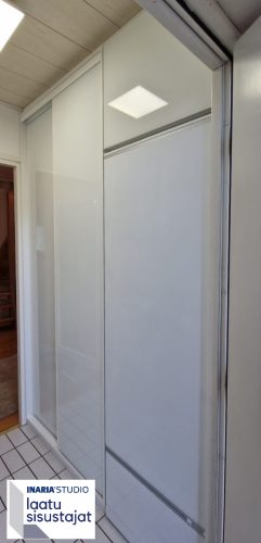 Lumivalkoisetlasit liukuovissa sekä varaajan yläpuolisessa saranaovessa.